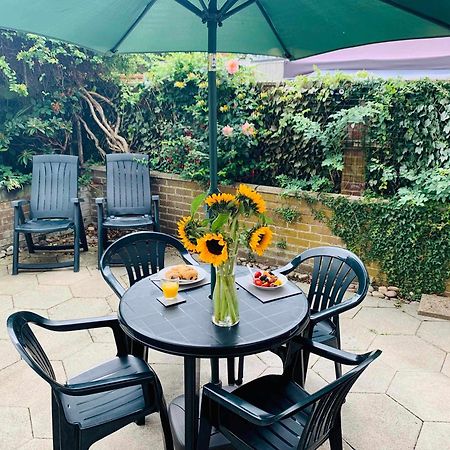 Spacious House, Free Parking & Patio Garden Farnham  Exterior foto